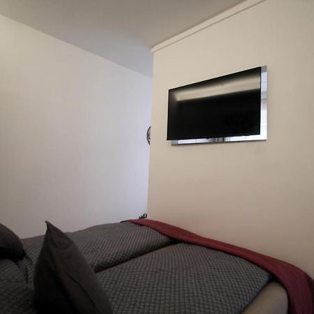 Modern Studio A Belvaros Koezepen Parkoloval- Kata Studioapartman Gyor Bagian luar foto