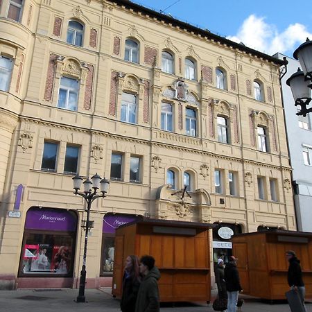 Modern Studio A Belvaros Koezepen Parkoloval- Kata Studioapartman Gyor Bagian luar foto