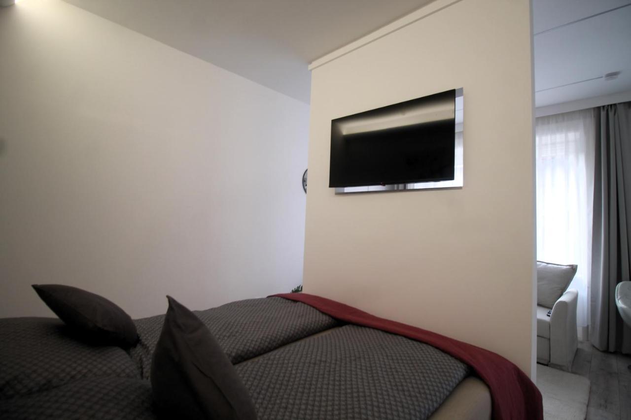 Modern Studio A Belvaros Koezepen Parkoloval- Kata Studioapartman Gyor Bagian luar foto