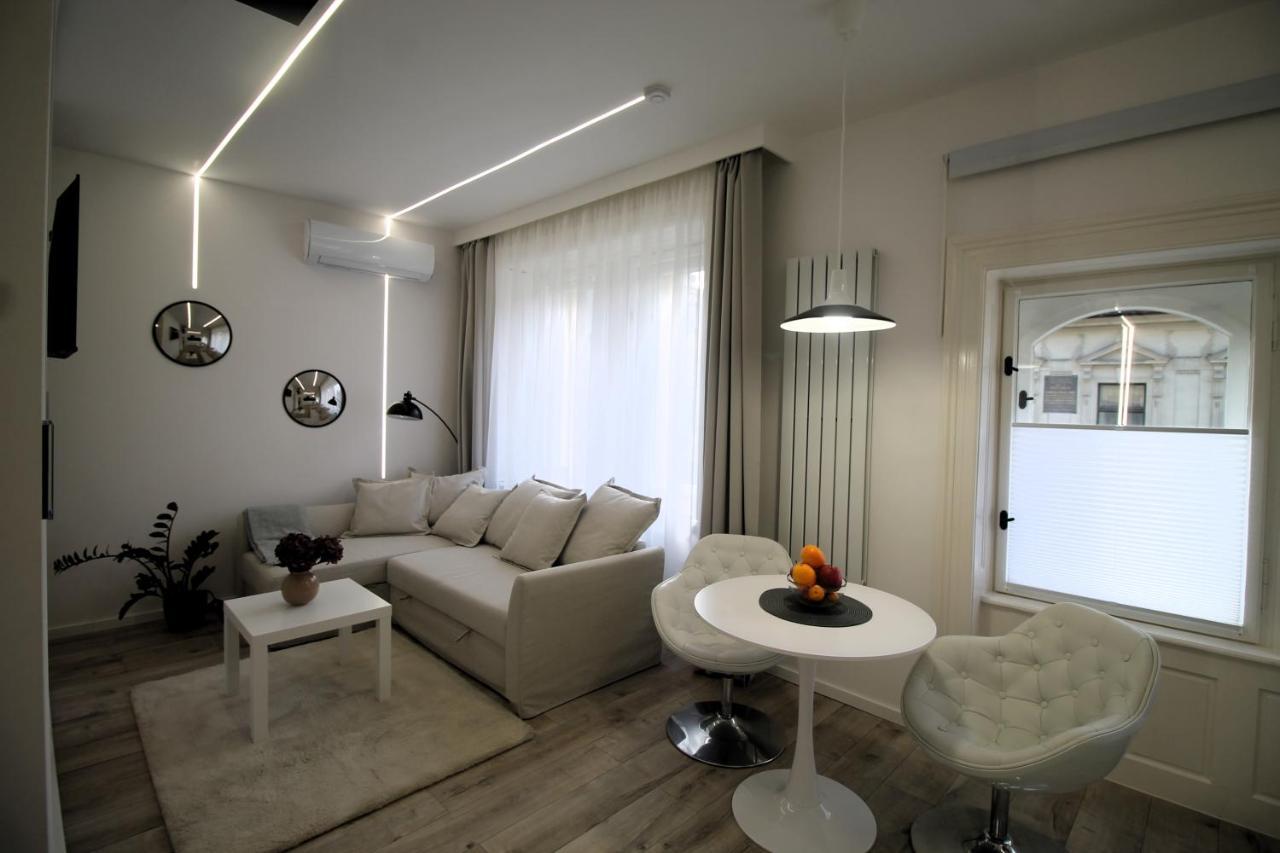 Modern Studio A Belvaros Koezepen Parkoloval- Kata Studioapartman Gyor Bagian luar foto