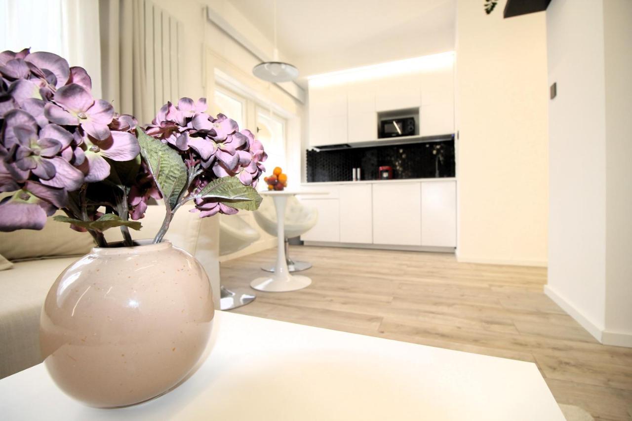 Modern Studio A Belvaros Koezepen Parkoloval- Kata Studioapartman Gyor Bagian luar foto