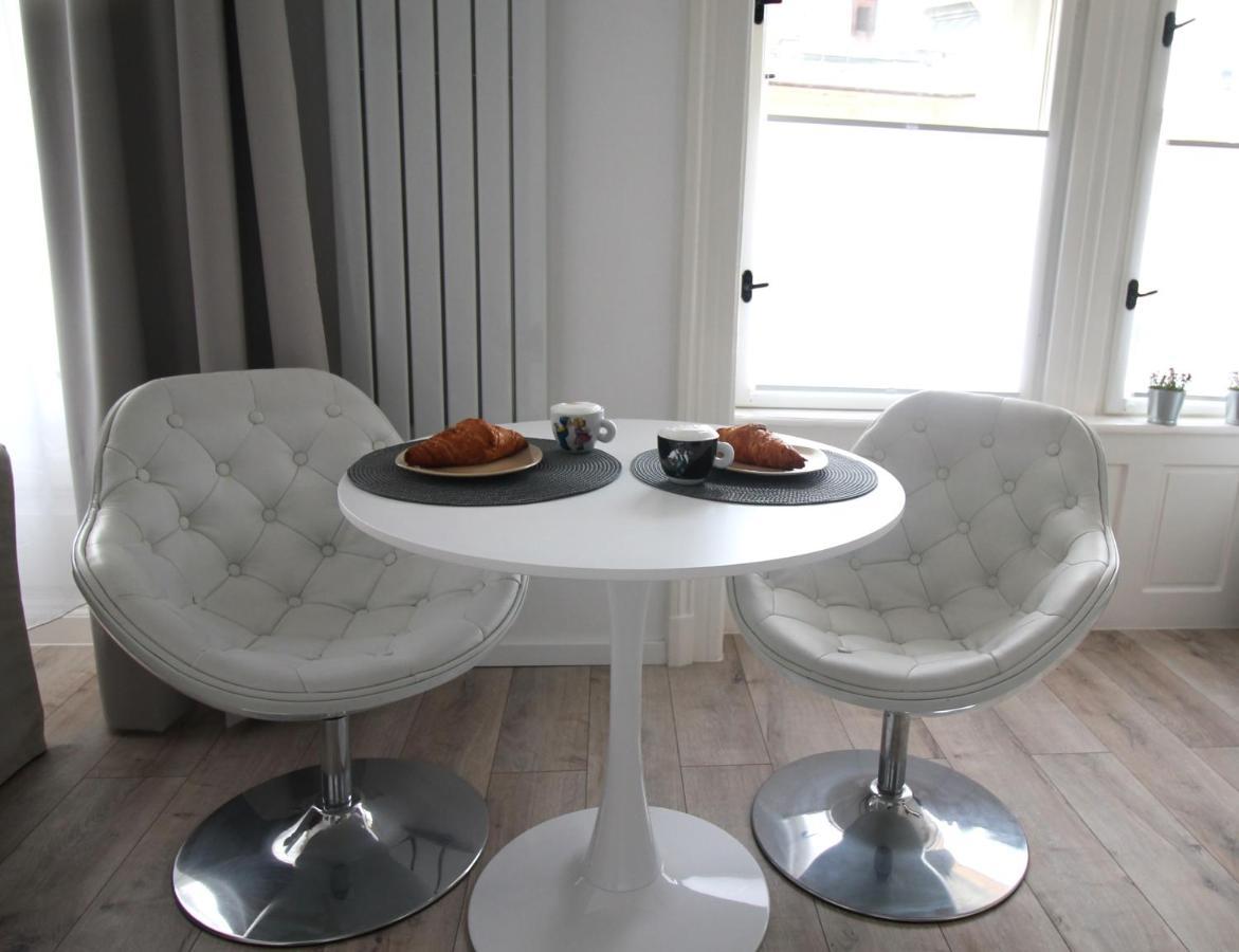 Modern Studio A Belvaros Koezepen Parkoloval- Kata Studioapartman Gyor Bagian luar foto