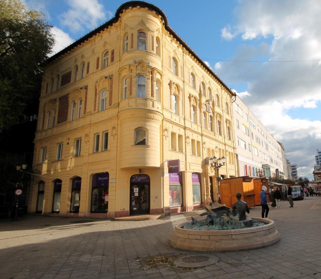 Modern Studio A Belvaros Koezepen Parkoloval- Kata Studioapartman Gyor Bagian luar foto