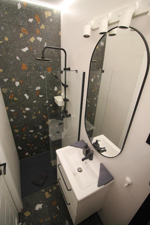 Modern Studio A Belvaros Koezepen Parkoloval- Kata Studioapartman Gyor Bagian luar foto