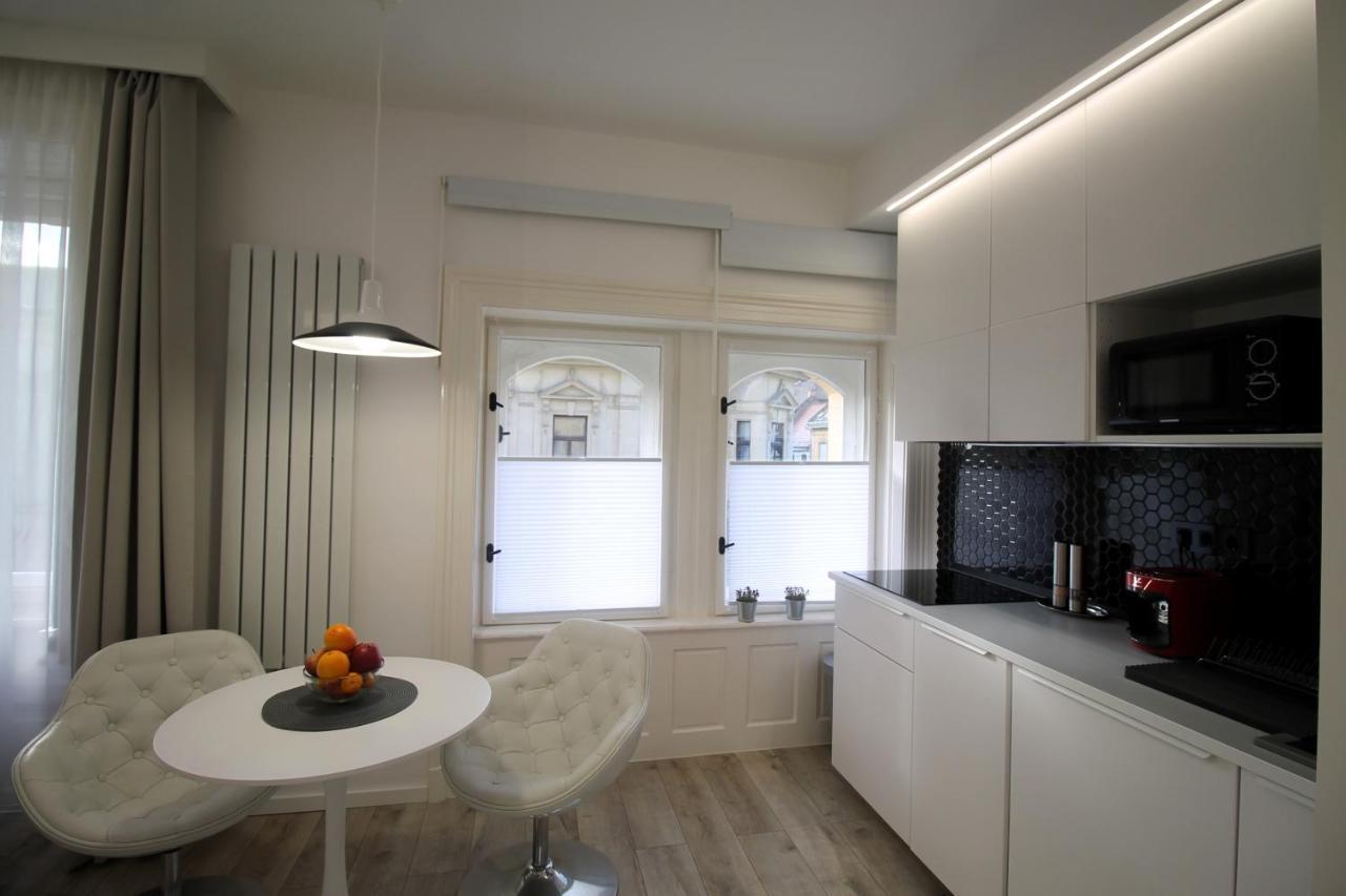 Modern Studio A Belvaros Koezepen Parkoloval- Kata Studioapartman Gyor Bagian luar foto