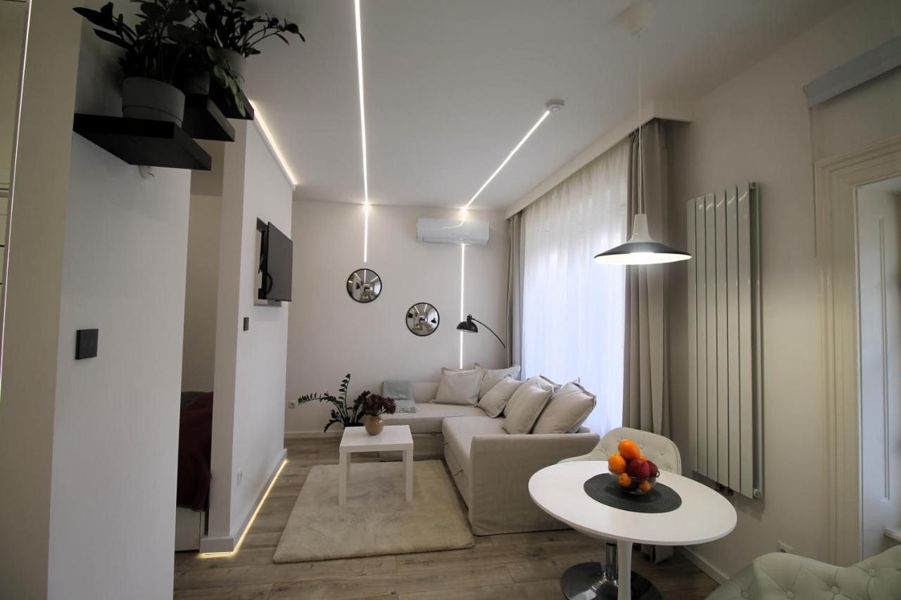 Modern Studio A Belvaros Koezepen Parkoloval- Kata Studioapartman Gyor Bagian luar foto