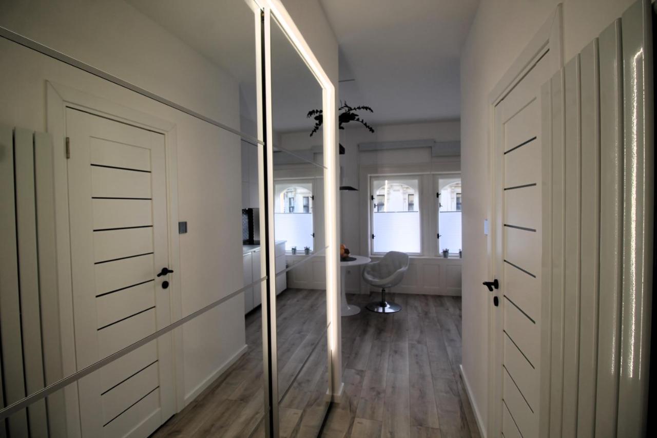 Modern Studio A Belvaros Koezepen Parkoloval- Kata Studioapartman Gyor Bagian luar foto