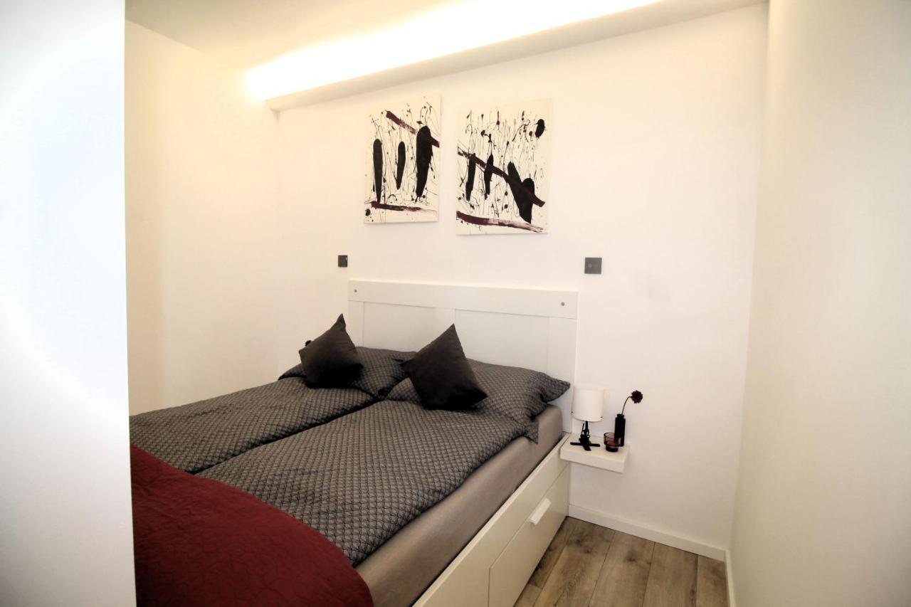 Modern Studio A Belvaros Koezepen Parkoloval- Kata Studioapartman Gyor Bagian luar foto